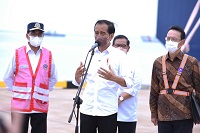 Presiden Jokowi dalam keterangan pers usai pelepasan ekspor mobil ke sejumlah negara dari Pelabuhan Patimban, Kabupaten Subang, Provinsi Jawa Barat, Selasa (08/03/2022). (Foto: Humas Setkab/Teguh)

