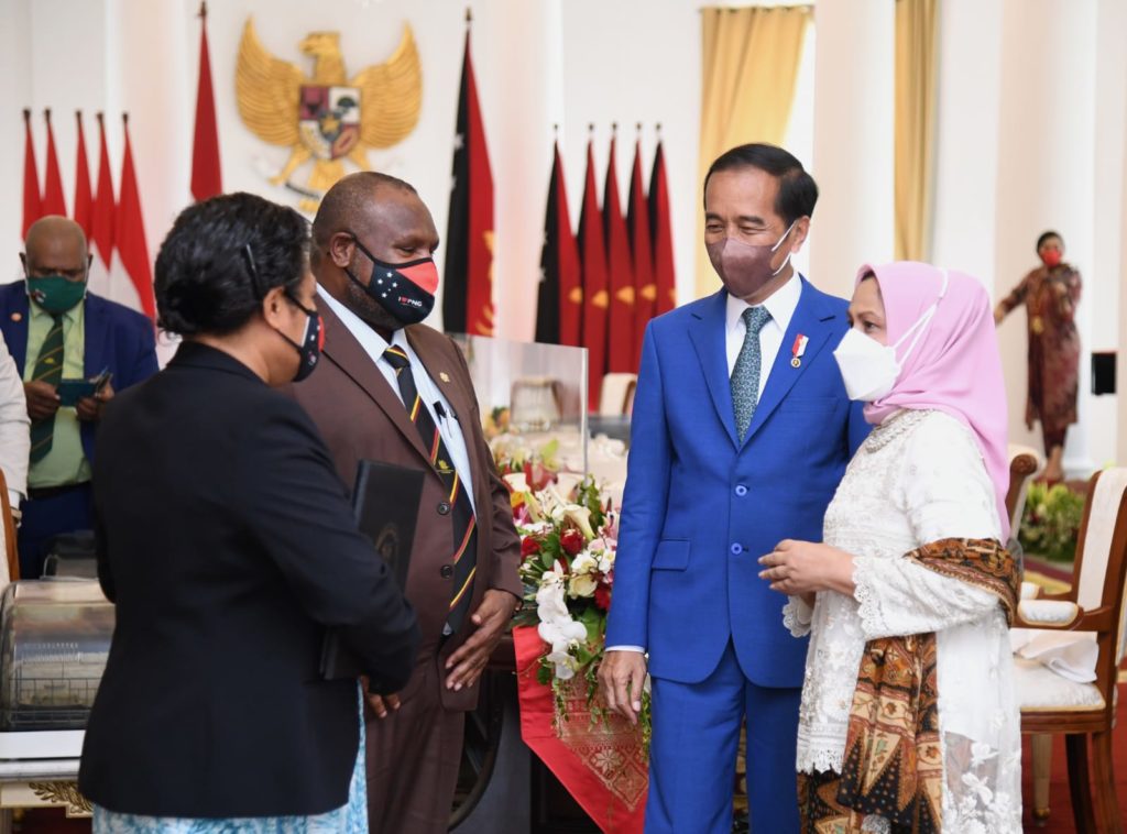 Presiden Jokowi terima kunjungan resmi PM Papua Nugini James Marape, di Istana Kepresidenan Bogor, Jabar, Kamis (31/03/2022). (Foto: BPMI Setpres/Lukas)

