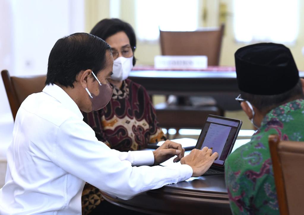 Presiden Jokowi melaporkan SPT Tahunan PPh melalui aplikasi daring e-filing di Istana Kepresidenan Bogor, Jabar, Jumat (04/03/2022). (Foto: BPMI Setpres/Kris)
