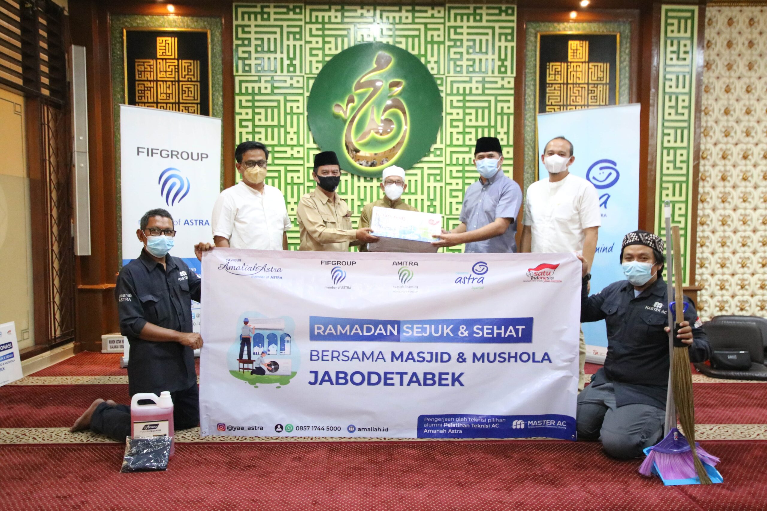 Penyerahan bantuan alat kebersihan dari kolaborasi Yayasan Amaliah Astra (YAA), PT Federel International Finance (FIFGROUP) melalui AMITRA, dan Asuransi Astra Syariah pada Program Ramadan Sejuk dan Sehat Bersama Masjid dan Musala Jabodetabek kepada Dewan Kemakmuran Masjid (DKM) Assa’dah (Foto: Istimewa)