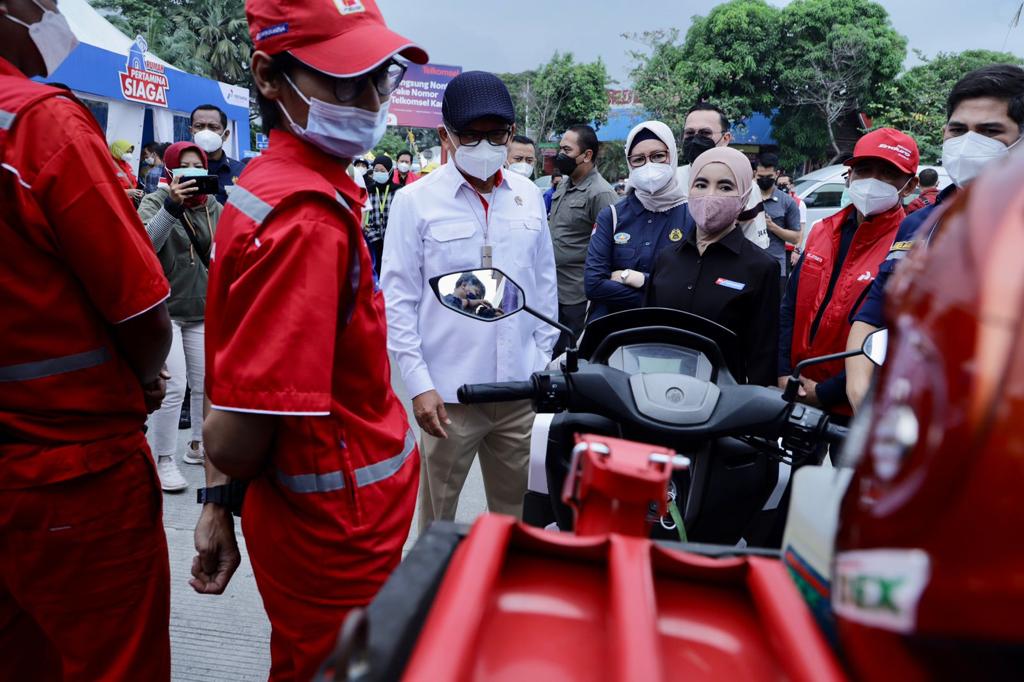 Menteri-ESDM-Arifin-Tasrif dan Direktur Utama PT Pertamina Persero-Nicke-Widyawati meninjau persiapan Pertamina dalam menjalankan Satuan Tugas Ramadan dan Idul-Fitri, Sabtu (30/4/2022). (Foto: Ist)