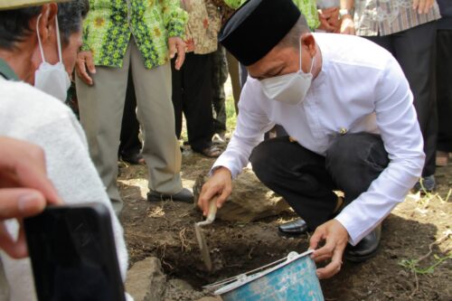 Bupati Bandung H.M. Dadang Supriatna melakukan peletakan batu pertama pembangunan RA dan Sanggar Anak Yatim di Kp. Bojong Peuteuy RT 01/RW 01 Desa Bojong Malaka Kecamatan Baleendah, Kabupaten Bandung (Foto: Trinata/dara.co.id)