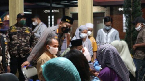 Kapolresta Bandung Kombes Pol Kusworo Wibowo saat memantau pelaksanaan vaksinasi di maajid-masjid di Kabupaten Bandung, Minggu (3/4/2022) malam (Foto: Istimewa)