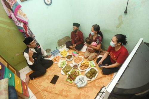 Gubernur Jawa Barat Ridwan Kamil saat berbuka puasa bersama Dedi Rukmana warga Kelurahan Cijaura, Kecamatan Buahbatu, Kota Bandung (Foto: Istimewa)