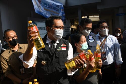  Gubernur Jawa Barat Ridwan Kamil saat mengecek kondisi harga minyak goreng di Kelurahan Cipedes, Kecamatan Sukajadi, Kota Bandung (Foto: Istimewa)