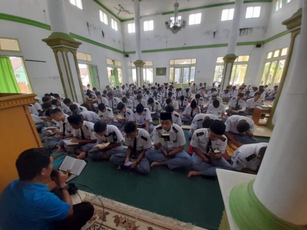 Siswa-siswi bersama guru SMKN Rajapolah di bulan Ramadan 1443 H. (Foto : Ist)
