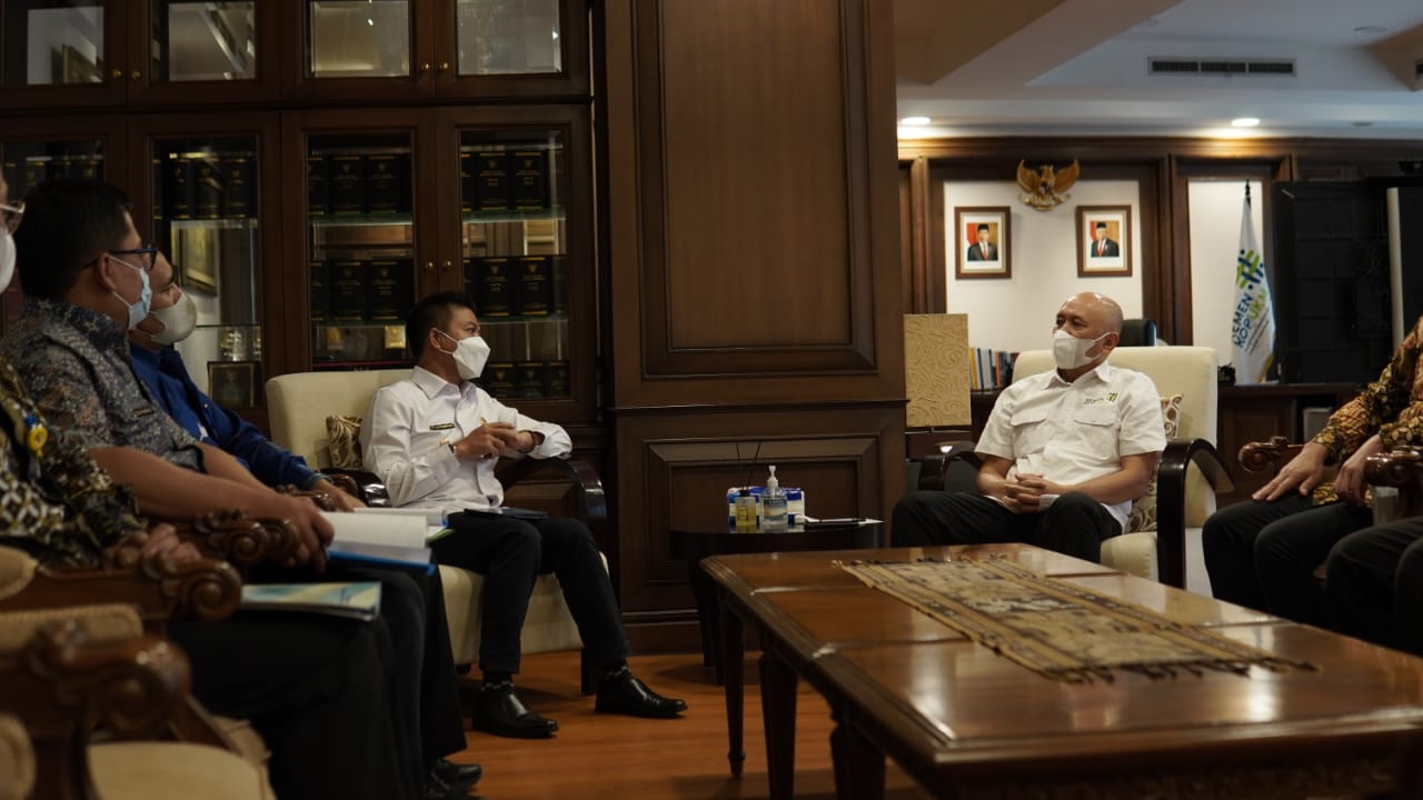 Bupati Bandung HM Dadang Supriatna saat bersilaturahmi dengan Menteri Koperasi dan UKM di Kementerian Koperasi dan UKM di Jakarta, Rabu (6/4/2022) (Foto: Istimewa)