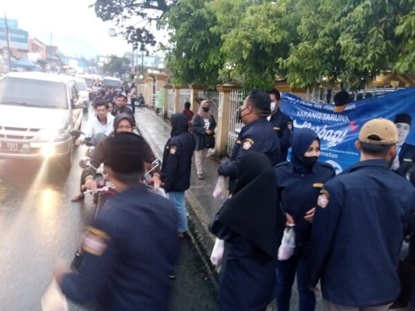 
Ketua Karang Taruna Kabupaten Bandung, Ruli Yuliana dan anggota membagi-bagikan takjil untuk berbuka puasa kepada masyarakat Ciwidey dan sekitarnya, Selasa (5/4/2022).(Foto: trinata/dara.co.id)
