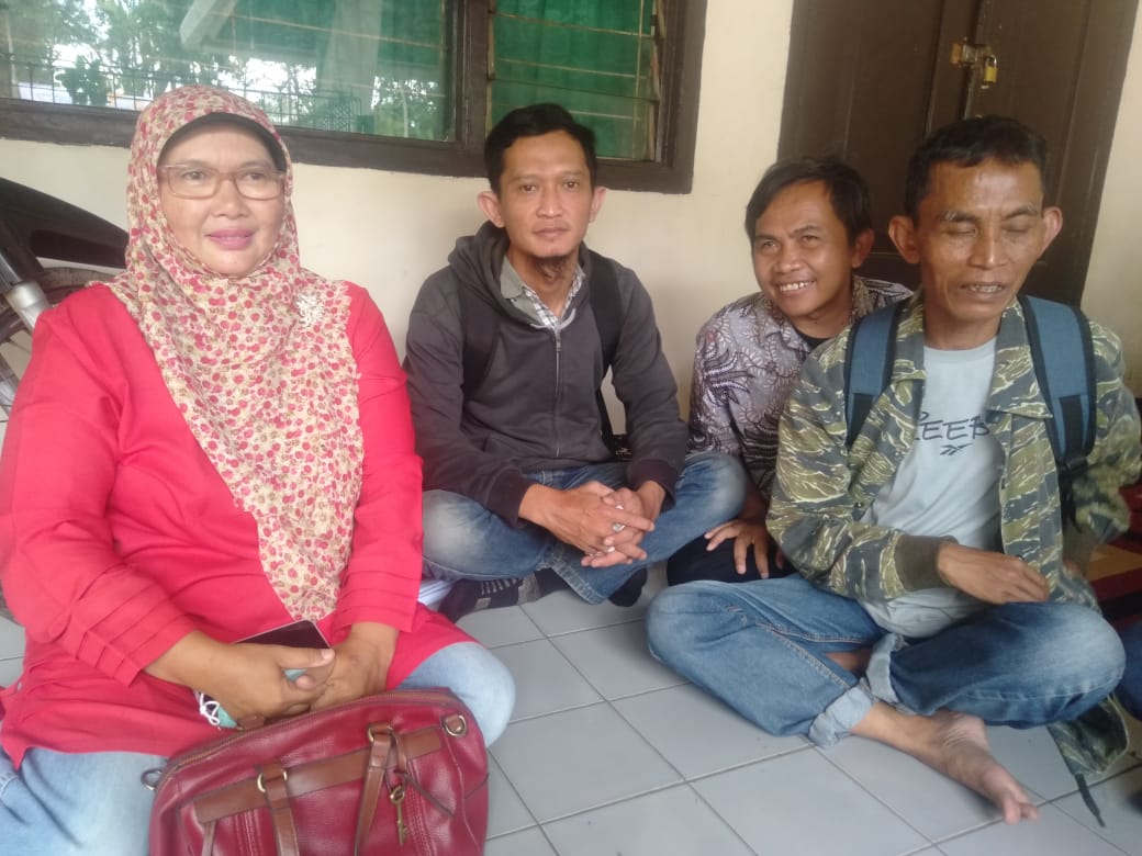 Bunda Linda (kiri), dari Mitra Bakti saat mendampingi para tunanetra saat mengikuti donor darah di Balai Nikah Masjid Agung Majalaya Kabupaten Bandung (Foto: Trinata)