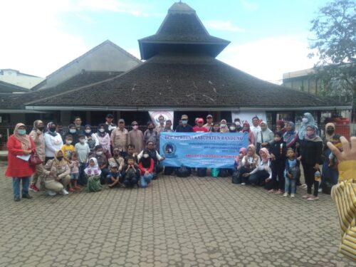 PDDM bersama para pendonor darah saat menggelar kegiatan donor darah di Balai Nikah Masjid Agung Majalaya Kabupaten Bandung (Foto: Istimewa)