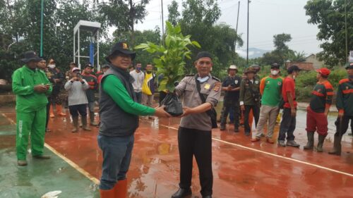 Camat Rancaekek Diar Hadi Gusdinar bersama komunitas peduli lingkungan saat melaksanakan gerakan penanaman pohon di sempadan Sungai Citarik Desa Nanjung Mekar Kecamatan Rancaekek Kabupaten Bandung (Foto: Trinata)