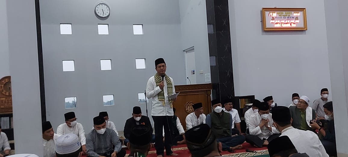 Bupati Bandung HM Dadang Supriatna saat Safari Ramadhan Masjid Kassiti Perum Buana Cicalengka Desa Narawita (Foto: Trinata)