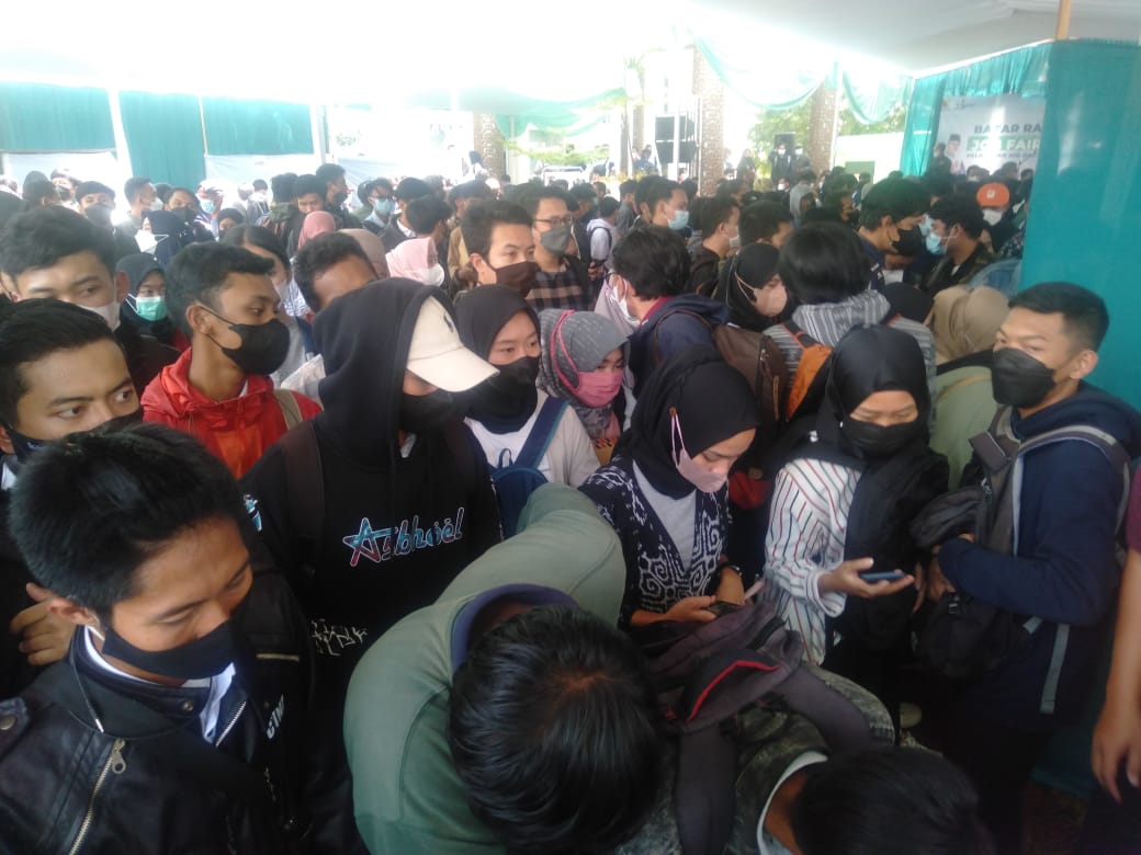 Membludak para pencari kerja pada kegiatan Job Fair, dan Bazaar Ramadan di Mall Pelayanan Publik Soreang Kabupaten Bandung (Foto: Trinata)