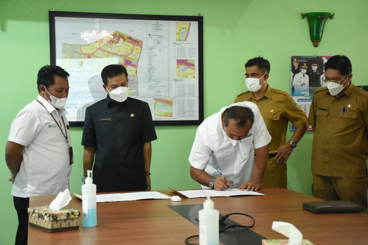 Bupati Bandung HM Dadang Supriatna bersama PTPN VIII dan Perum Perhutani mengadakan kesepamaham bersama terkait rencana pembangunan Tol Soreang-Ciwidey-Pangalengan Kabupaten Bandung di Rumah Jabatan Bupati Bandung di Soreang, Selasa (12/4/2022). (Foto: Porkopim)
