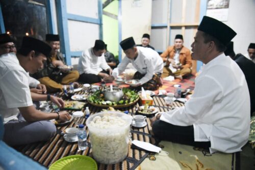 Bupati Bandung Dadang Supriatna saat buka puasa di rumah warga (Foto: Trinata)