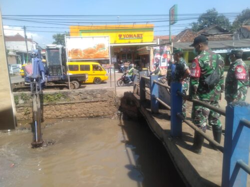 Komandan Sektor 4/Majalaya Satgas Citarum Harum Kolonel Inf Mulyono HS saat meninjau pengerjaan pengerukan endapan lumpur di Sungai Cikaro Desa Majakerta Kecamatan Majalaya Kabupaten Bandung, Rabu (13/4/2022) (Foto: Trinata)
