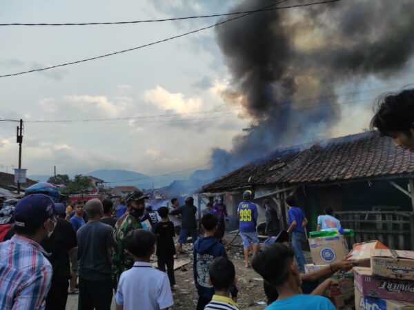 Lima kios yang terbakar di Pasar Baru Majalaya (Foto: Trinata)