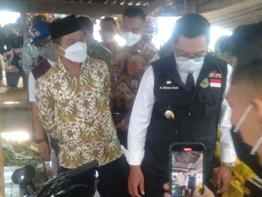 Gubernur Jabar Ridwan Kamil didampingi Bupati Bandung HM Dadang Supriatna usai meresmikan Pasar Rakyat Jabar Juara di Baleendah, Jumat (15/4/2022) (Foto: Trinata/dara.co.id)