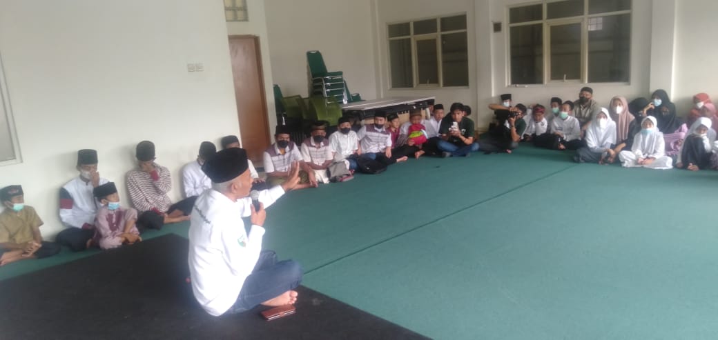 ekretaris DPC PKB Kabupaten Bandung H. Tarya Witarsa saat bersilaturahmi dengan anak-anak yatim di Kantor DPC PKB Kabupaten Bandung di Baleendah, Jumat (15/4/2022). (Foto : Trinata/dara.coid).