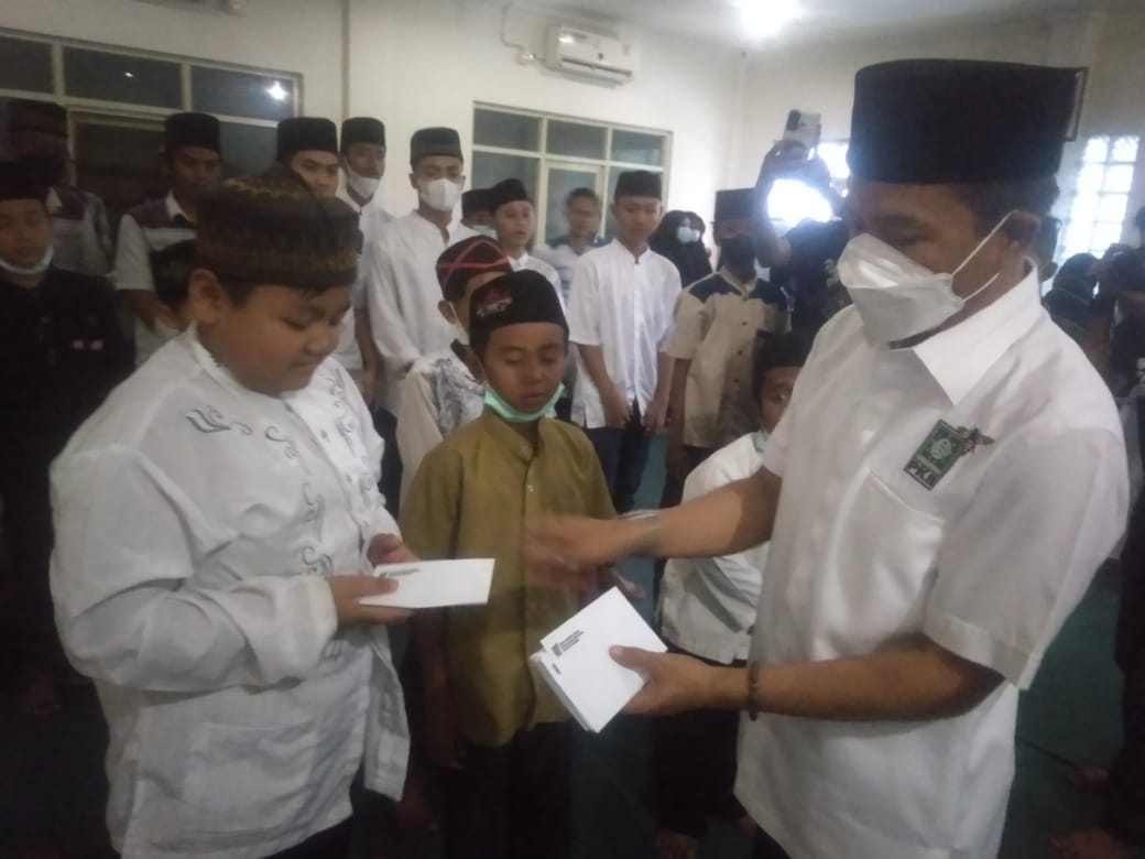 Ketua DPC PKB Kabupaten Bandung HM Dadang Supriatna santuni anak yatim di Kantor DPC PKB Kabupaten Bandung di Baleendah (Foto: Trinata/dara.co.id)