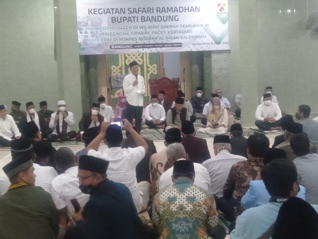 Bupati Bandung HM Dadang Supriatna saat melaksanakan kegiatan Safari Ramadan di Masjid Al Ihsan Baleendah, Kabupaten Bandung, Jumat (15/4/2022)./(foto: trinata/dara.co.id)