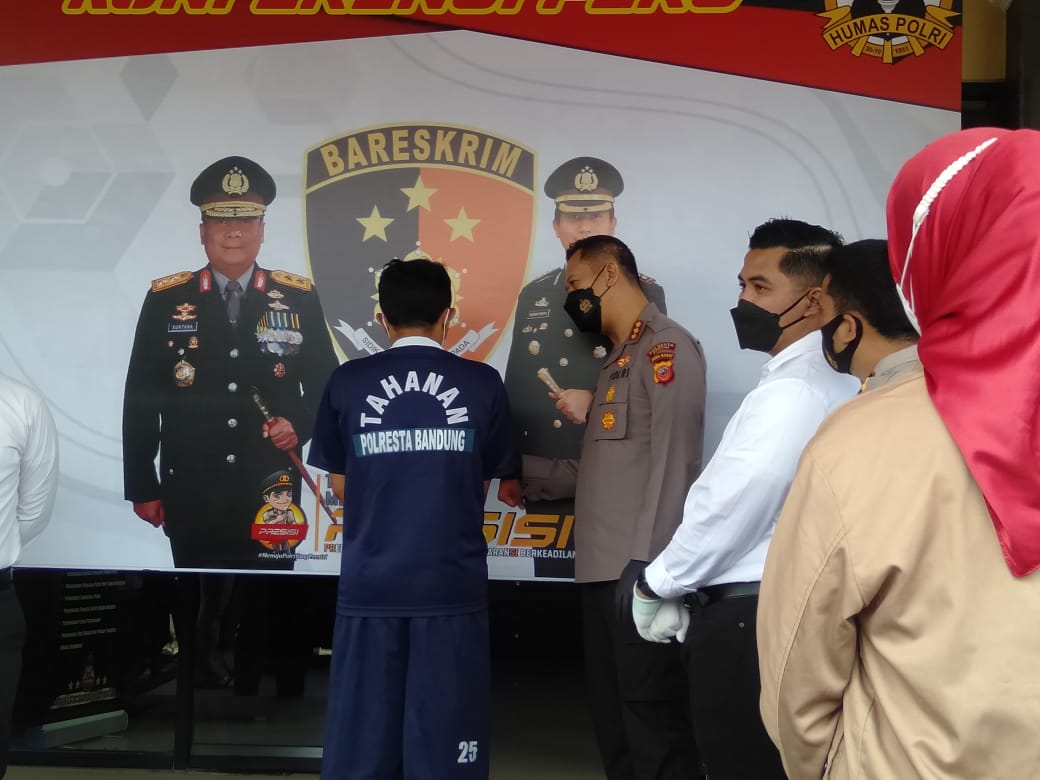 Tersangka S saat dihadirkan pada konferensi pers di Mapolresta Bandung di Soreang, Senin (18/4/2022). (Foto : Trinata/dara.co.id)
