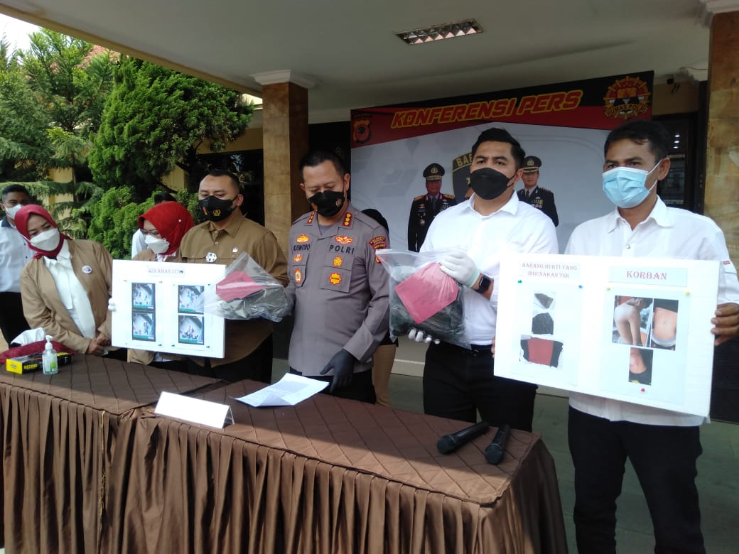 Kapolresta Bandung Kombes Pol Kusworo Wibowo saat konferensi pers kasus pengeroyokan di Mapolresta Bandung di Soreang, Senin (18/4/2022). (Foto: Trinata/dara.co.id)