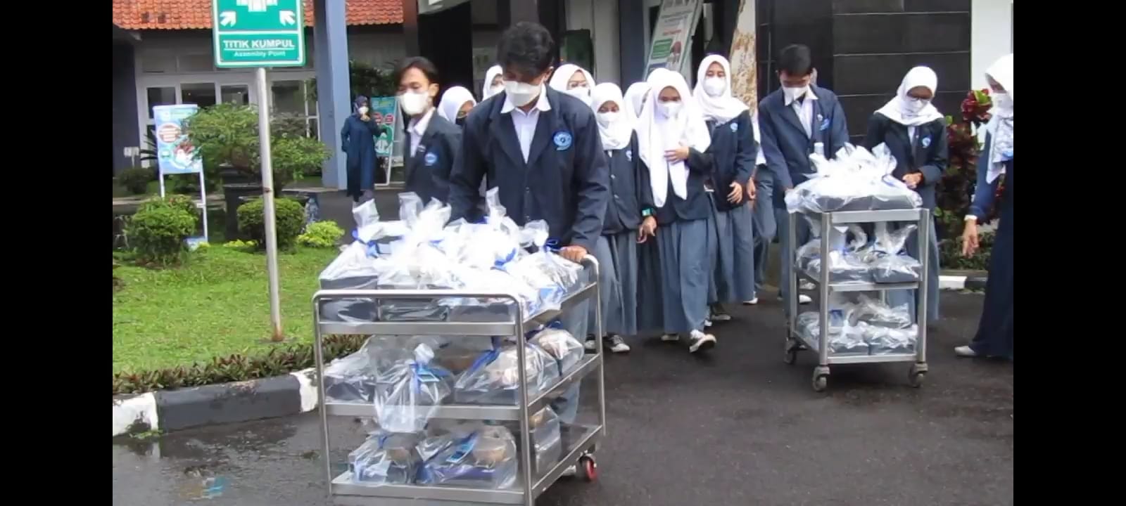 Siswa SMKN 9 Bandung saat membagikan makanan kepada warga dalam program Rantang Siswa (Foto: Istimewa)