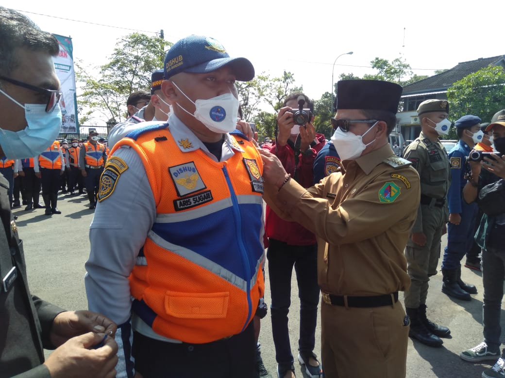 Bupati Bandung HM Dadang Supriatna saat menghadiri apel gelar pasukan di Kantor Dinas Perhubungan Kabupaten Bandung Jalan Gandasari Kecamatan Katapang (Foto: Trinata/dara.co.id)