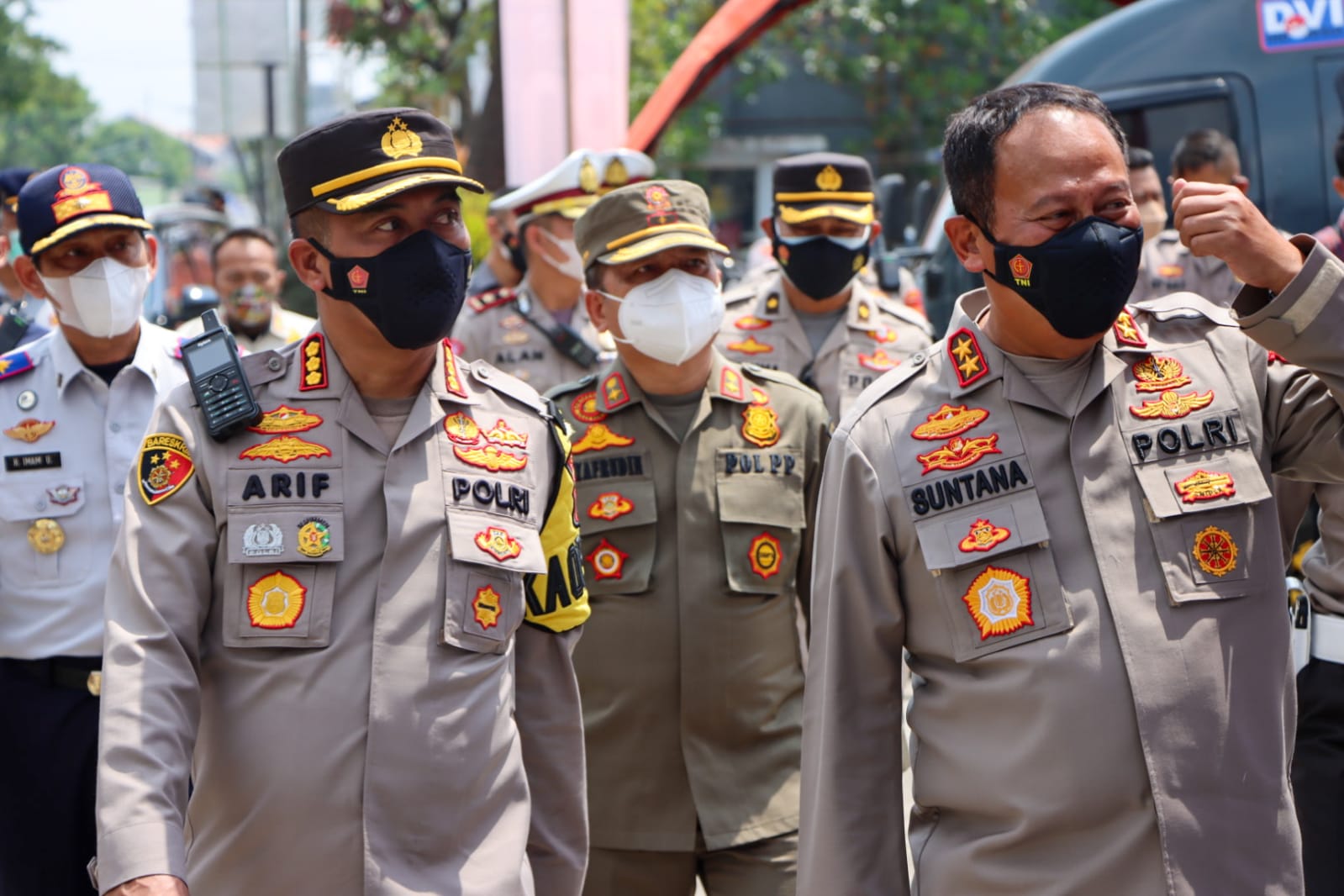 Kapolda Jabar Irjen Pol Drs Suntana, MSi, saat meninjau Pos Pelayanan Weru, Kabupaten Cirebon (Foto: Istimewa)