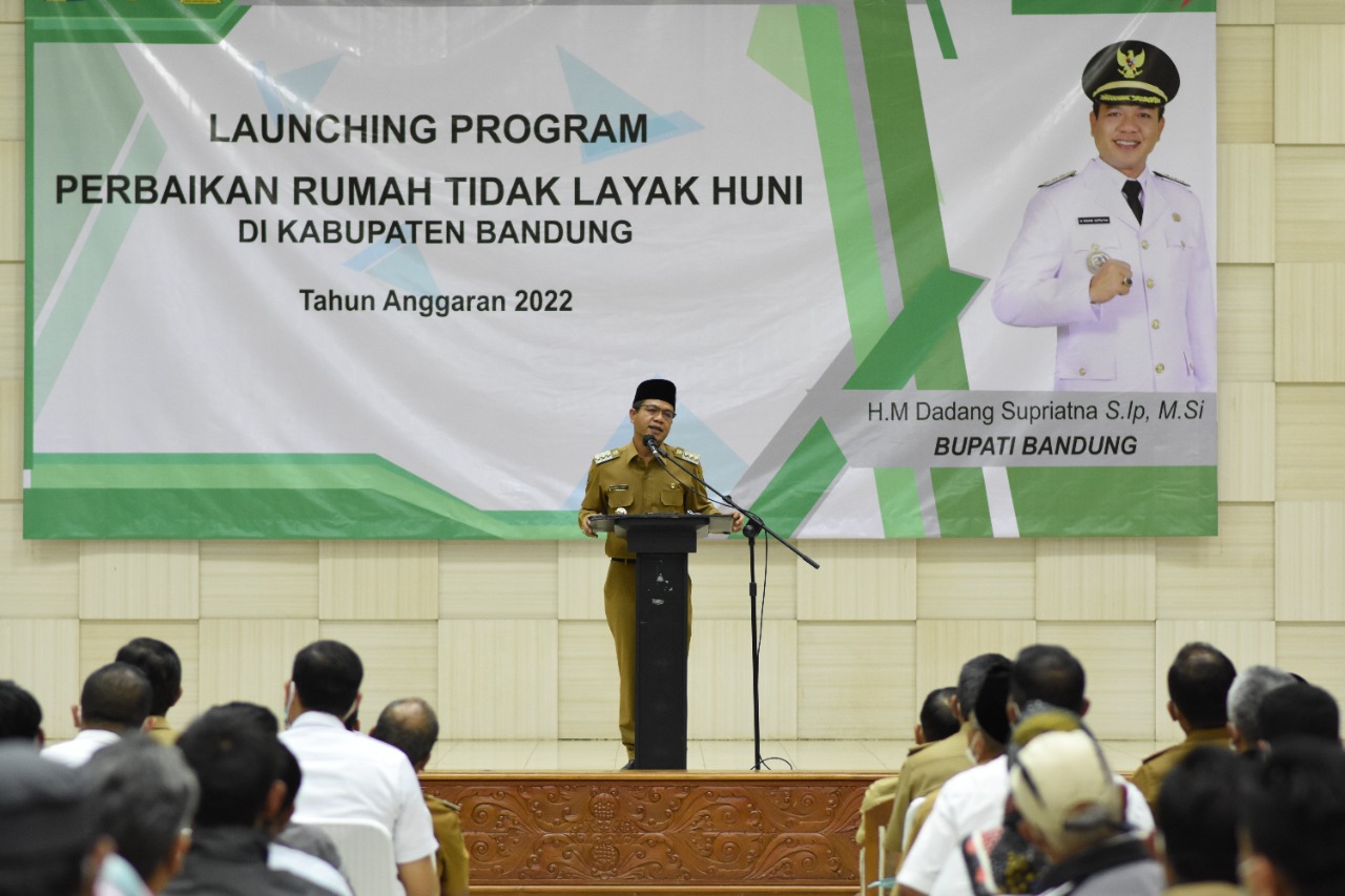 Bupati Bandung HM Dadang Supriatna saat launching rumah tidak layak huni di Kabupaten Bandung untuk tahun  2022 (Foto: Pemkab Bandung)