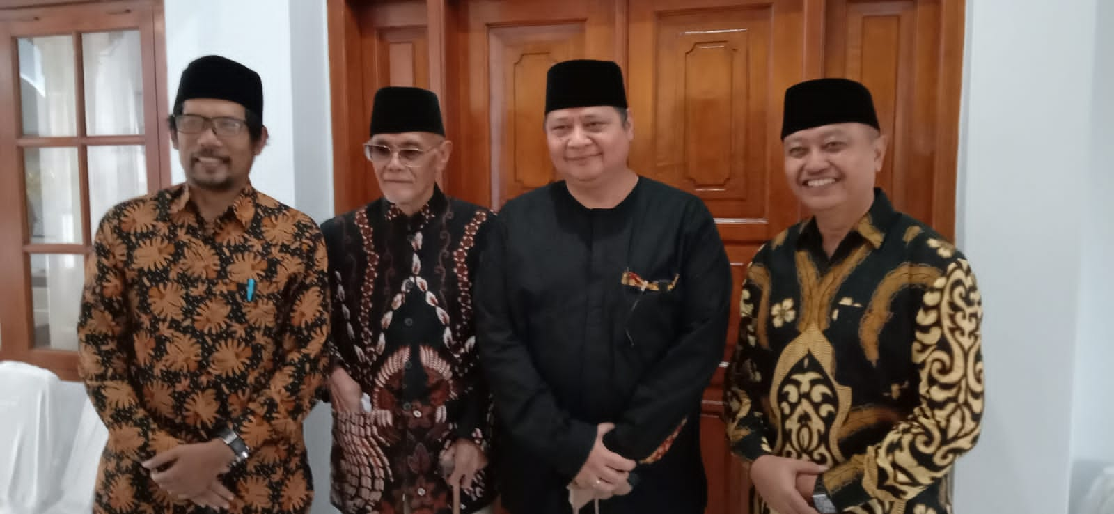 
Menko perekonomian RI, Airlangga Hartarto bersama pimpinan Ponpes Suryalaya (foto : Nanang Yudi/dara.co.id)