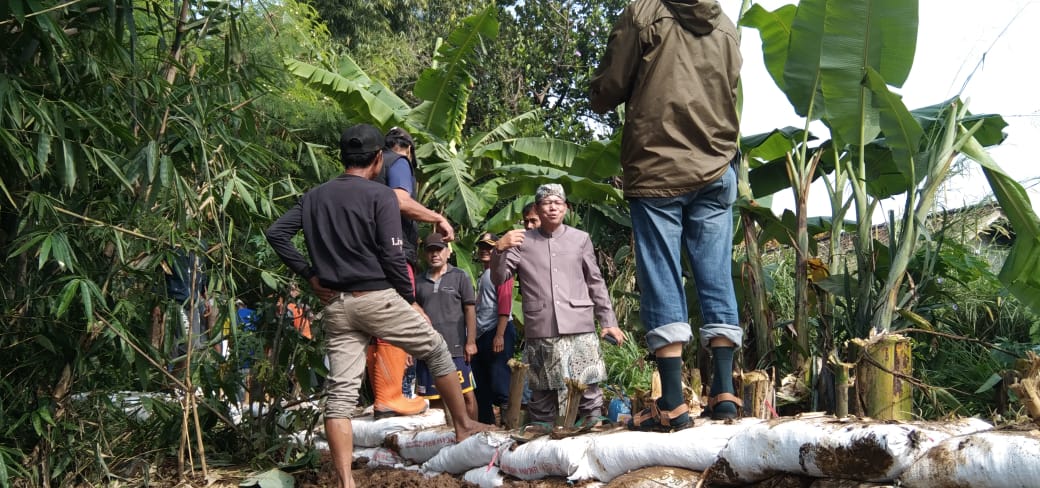 Anggota DPRD Kabupaten Bandung Cecep Suhendar saat membantu warga melaksanakan kerja bakti memperbaiki tanggul Sungai Cikeruh yang jebol di Kampung Bobodolan Desa Rancaekek Kulon Kecamatan Rancaekek Kabupaten Bandung (Foto: Istimewa)