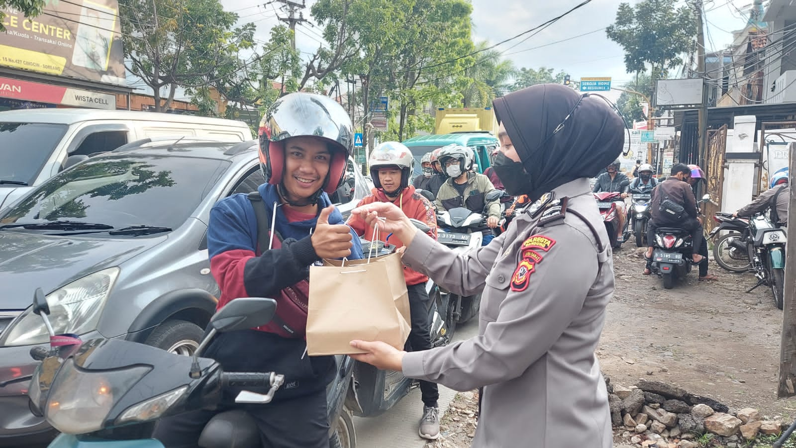 Dalam Rangka Bulan Suci Ramadan 1443 H/2022, jajaran Polresta Bandung melalui Polwan berkesempatan membagikan takjil kepada warga di wilayah Gading Tutuka, Kecamatan Soreang, Kabupaten Bandung, Jawa Barat (Foto: Istimewa)