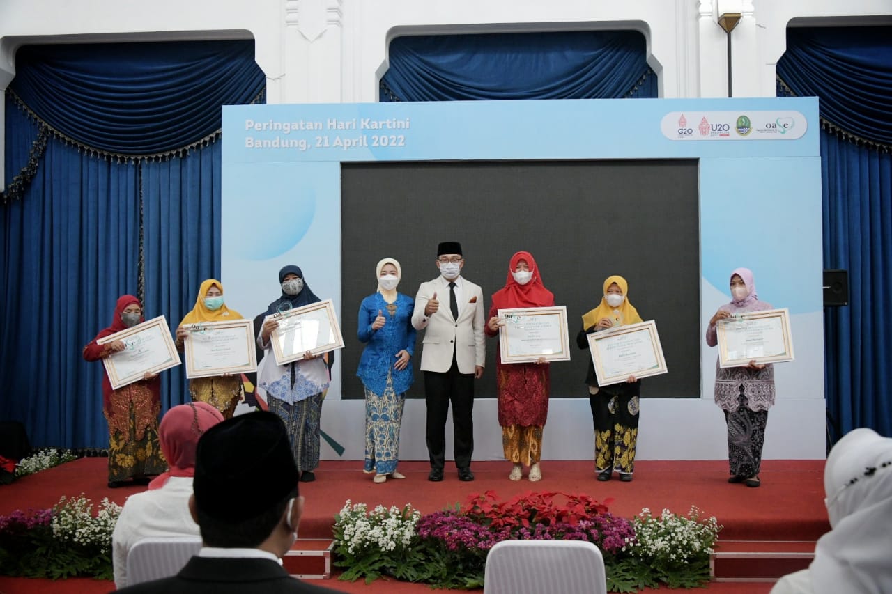 
 Gubernur Jabar Ridwan Kamil saat menghadiri Peringatan Hari Kartini Tingkat Provinsi Jabar di Gedung Sate, Kota Bandung, Kamis (21/4/2022).(Foto: deram/dara.co.id)
