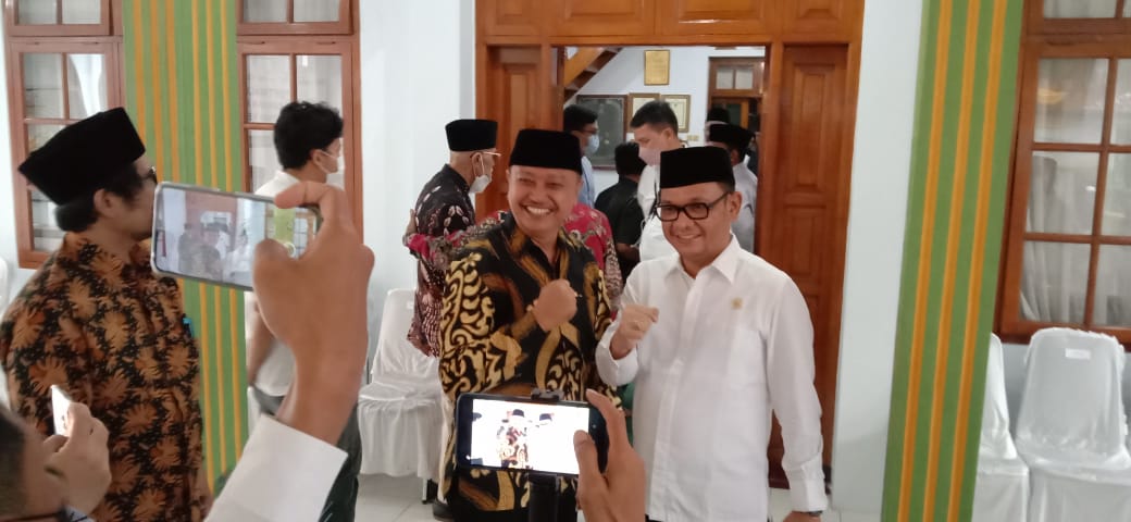 wan Saputra salam komando bersama Ketua DPD Partai Golkar Jabar, Ace Hasan Syadzily saat kunjungan ke Ponpes Suryalaya (foto: Nanang Yudi/dara.co.id)
