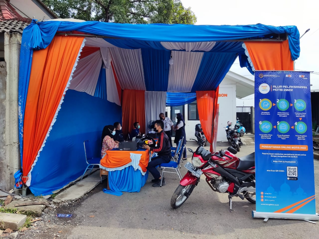 
Petugas membuka tenda pelayanan untuk pengiriman motor gratis pada Lebaran 2022. (Foto: bambang/dara.co.id)
