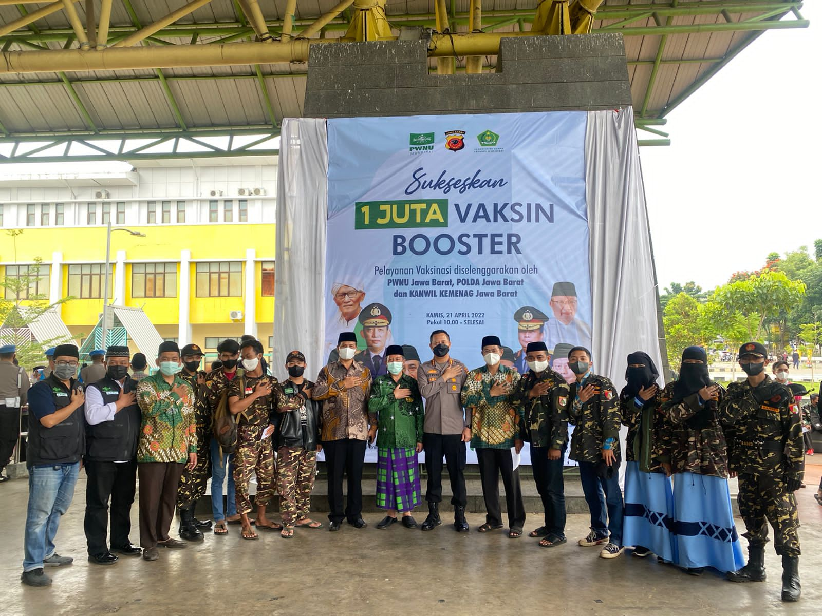 
Kapolresta Bandung  Kombes Pol Kusworo Wibowo berfoto bersama Pengurus Cabang Nahdlatul Ulama (PCNU), Kepala Kemenag Kabupaten Bandung, usai memberian vaksin  booster di Dome Balerame, Soreang, Kabupaten Bandung, Jawa Barat,Kamis (21/4/2022). Vaksinasi booster tersebut digelar serentak selama empat hari kedepan yang dimulai hari ini, Kamis (21/4/2022).(Foto : Humas Polresta Bandung/dara.co.id)
