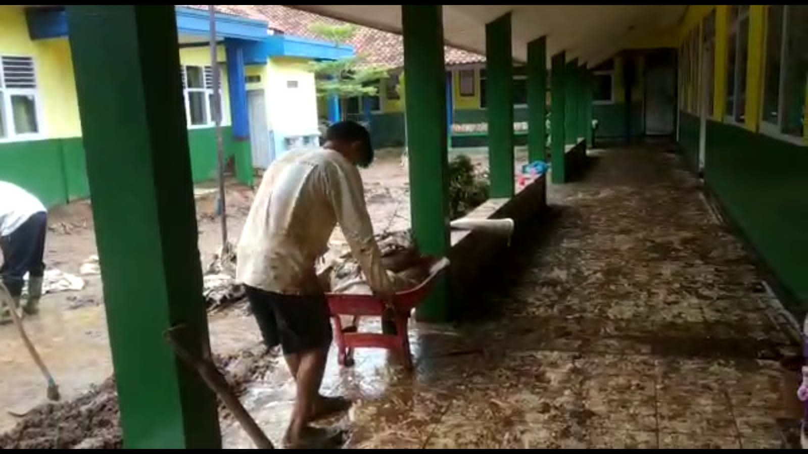 
Lumpur sisa banjir memenuhi  halaman dan semua ruangan SDN 7 Rancaekek tengah dibersihkan, Kamis (21/4/2022).  (Foto : Istimewa/dara.co.id).
