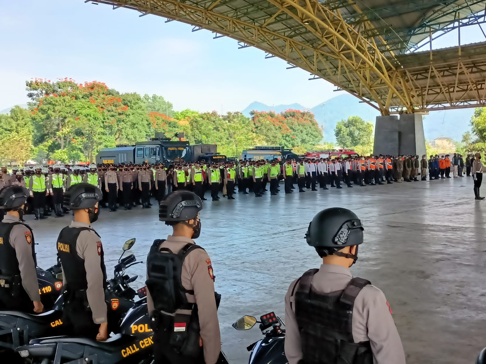 Jajaran Forkopimda Kabupaten Bandung apel gelar pasukan Operasi Lodaya Ketupat 2022 di Dome Bale Rame Soreang, Jumat (22/4/2022). (Foto : Trinata/dara.co.id)