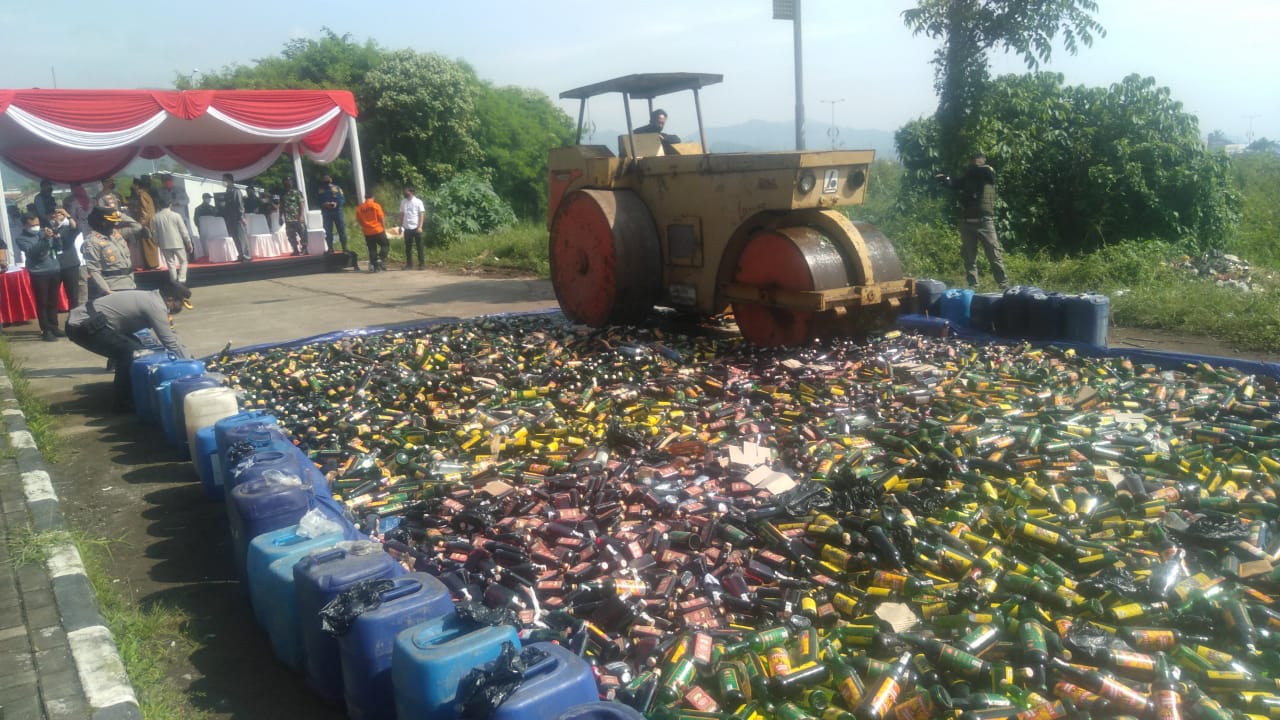 Ribuan botol miras dan ratusan liter tuak dimusnahkan (Foto: Trinata/dara.co.id)