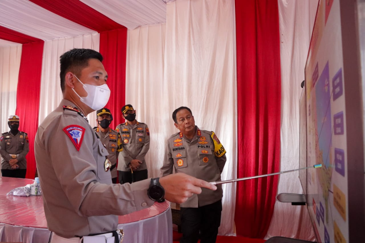 Kasat Lantas Polresta Cirebon Kompol Alan Haikel, SKM, SIK, MIK. sedang memberikan pemaparan jalur alteri di wilayah hukum Polresta Cirebon kepada Kapolda Jabar Irjen Pol Drs Suntana, MSi  (Foto: Istimewa)