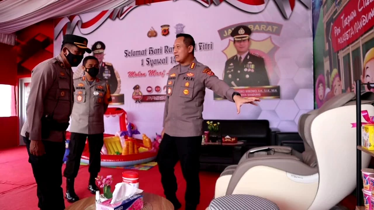 

Kapolresta Bandung Kombes Pol Kusworo Wibowo didampingi Waka Polresta Bandung AKBP Dwi Indra Laksmana meninjau Pos Terpadu Cileunyi, Minggu (24/4/2022). (Foto : ist/dara.co.id)
