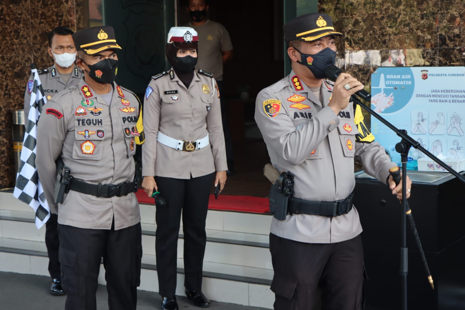 
Kapolresta Cirebon Kombes Pol Arif Budiman, melaunching Tim Urai Polresta Cirebon dalam rangka Operasi Ketupat Lodaya 2022, Senin (25/4/2022). (Foto: bambang/dara.co.id)

