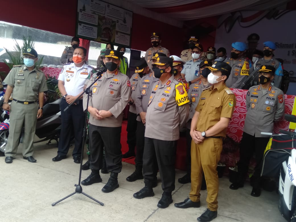 
Wakil Kepala Kepolisian Republik Indonesia Komjen Pol Gatot Eddy saat meninjau Pos Terpadu Cileunyi Kabupaten Bandung, Senin (25/4/2022). (Foto : Trinata/dara.co.id)**
