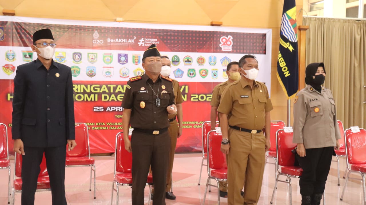 
Upacara  Peringatan ke-XXVI Hari Otda Tahun 2022, di Ruang Rapat Paseban, Pemkab Cirebon, Senin (25/4/2022). (Foto: bambang/dara.co.id)