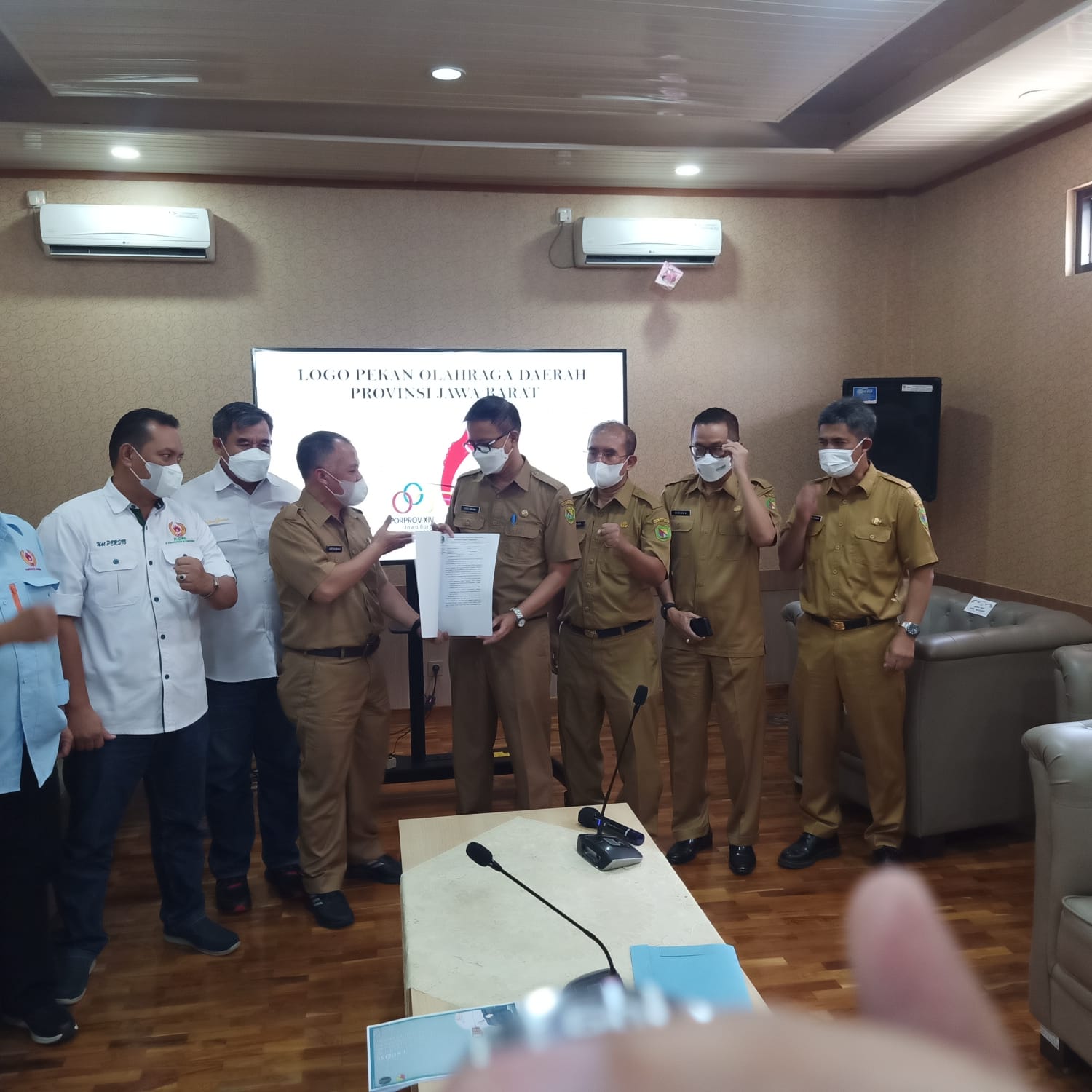 
Sekretaris Daerah Kabupaten Bandung, Dr. H. Cakra Amiyana mewakili Bupati Bandung, H.M. Dadang Supriatna menerima SK Penunjukan Tuan Rumah Porprov Jabar langsung dari Ketua Umum KONI Jabar, H. Ahmad Saefudin, MM di Gedung VIP Dispora Kabupaten Bandung, Senin (25/4/2022).(Foto: Porkopim)