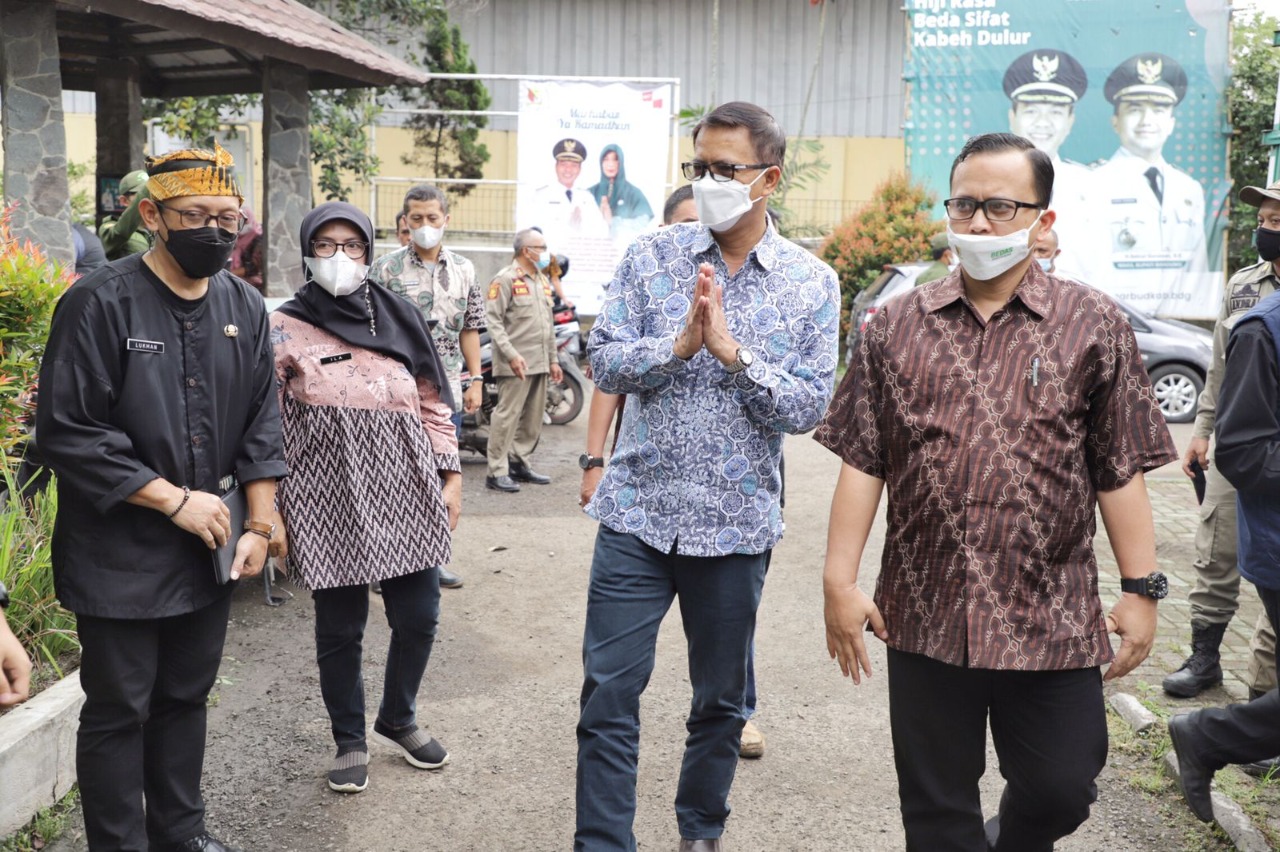 
Pemerintah Kabupaten Bandung menggelar Operasi Pasar Murah (OPM) bersubsidi dari Pemerintah Provinsi (Pemprov) Jawa Barat (Jabar) di Kecamatan Solokanjeruk, Kamis (28/4/2022). (Foto Pemkab Bandung/dara.co.id)