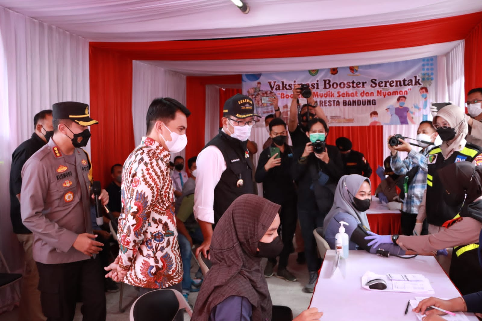 
Forkopimda Provinsi Jawa Barat meninjau langsung Pos Terpadu di Cileunyi, Kabupaten Bandung, Jawa Barat, Rabu (28/4/2022). (Foto : Polresta Bandung/dara.co.id)
