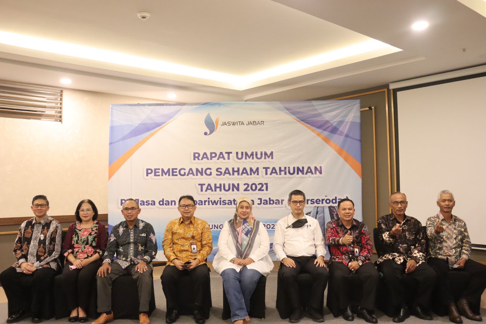 

Jajaran komisaris dan direksi PT Jaswita Jabar saat melaksanakan RUPS di di Sangkuriang Room, Hotel Grand Preanger, Jumat (29/4/2022).(Foto: deram/dara.co.id)
